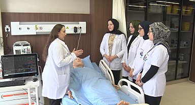 Hemşire adayları, hastaya müdahaleyi bilgisayarlı makette öğreniyor