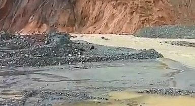 Heyelan nedeniyle açılan alternatif yol sular altında kaldı