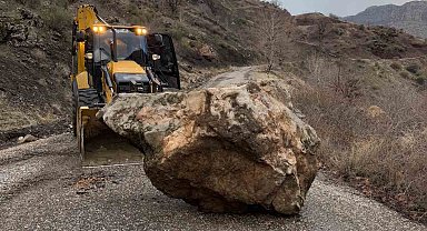 Heyelan nedeniyle kapanan köy yolu yeniden ulaşıma açıldı