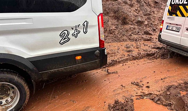 Heyelanda çamura saplanan okul taşıtı köylülerce kurtarıldı