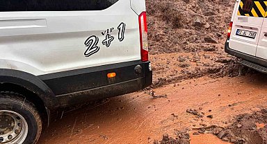 Heyelanda çamura saplanan okul taşıtı köylülerce kurtarıldı