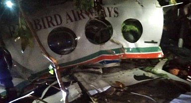 Hindistan'da içerisinde 7 kişinin bulunduğu ambulans uçak düştü