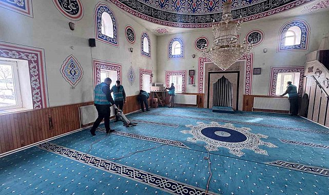 Hınıs'ta yükümlüler camilerde temizlik yaptı