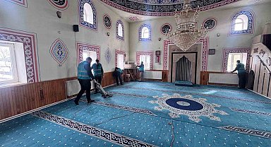 Hınıs'ta yükümlüler camilerde temizlik yaptı