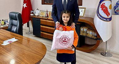 Hisarcık Kaymakamı Erkan Atam'dan başarılı öğrenciye ödül