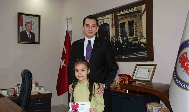 Hisarcık Kaymakamı Erkan Atam'dan il birincisi öğrencilere ödül