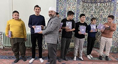 Hisarcık'ta camilerde müezzinlik yapan öğrenciler ödüllendirildi