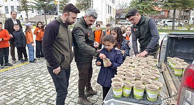 Hisarcık'ta minikler saksılarda karaçam fidanı yetiştirecek