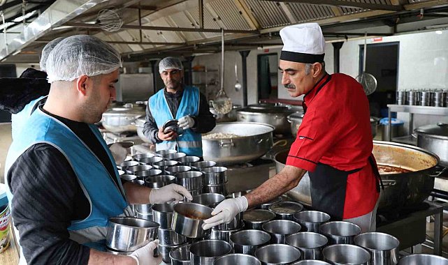 Hükümlülerce hazırlanan iftar yemeği 3 bin kişiye ulaştırılıyor