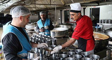 Hükümlülerce hazırlanan iftar yemeği 3 bin kişiye ulaştırılıyor