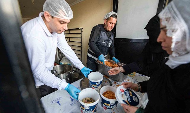 İftar bereketi Büyükşehir'in aşevinden sofralara uzanıyor