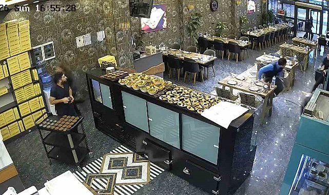 İftara saatler kala kebapçının tavanı çöktü, personel son anda kurtuldu