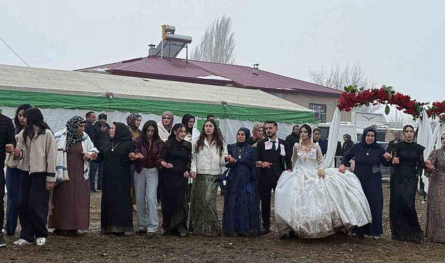 Iğdır'da bahçe düğünü geleneği kar ve çamura rağmen sürüyor