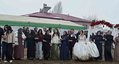 Iğdır'da bahçe düğünü geleneği kar ve çamura rağmen sürüyor