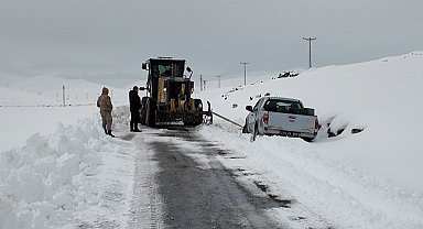 Iğdır'da kapalı 5 köy yolunda çalışmalar devam ediyor