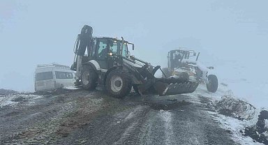 Iğdır'da yoğun kar yağışı: 57 köy yolu ulaşıma kapandı, şarampole devrilen minibüs kurtarıldı