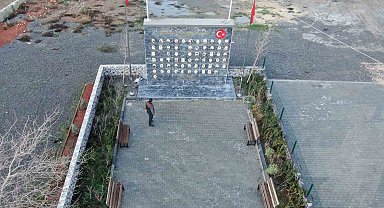 İki çocuğunu kaybeden muhtar köyüne deprem anıtı yaptırdı