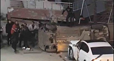 İki otomobil çarpıştı: 3 yaralı