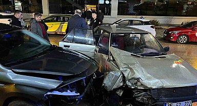 İki otomobilin çarpıştığı kazada 1 kişi yaralandı