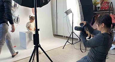 İkiz bebeklerinin fotoğraflarını çekerek başladı, evinin bir odasını stüdyoya çevirdi