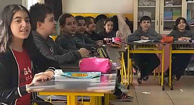 İlkokul öğrencilerinden "Kabe'de hacılar hu der Allah" ilahisi