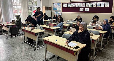 İlkokulda veliler kitap okuma yarışmasında ter döktü