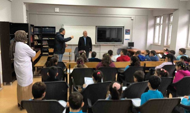 İlkokulda yerel yönetimler dersine giren muhtar öğrencilere görevini anlattı