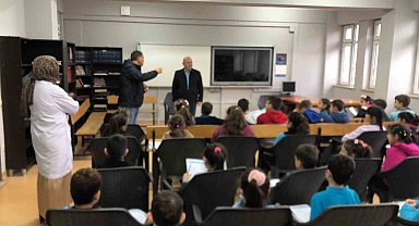 İlkokulda yerel yönetimler dersine giren muhtar öğrencilere görevini anlattı