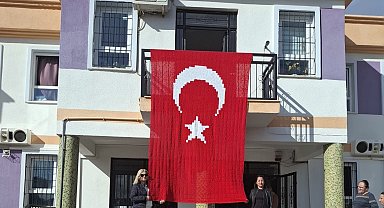 İlmek ilmek gurur: El emeği Türk Bayrağı göndere çekildi