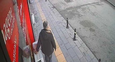 İmamın sahibi gelir alır diye bıraktığı çantayı kaşla göz arasında çaldı