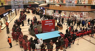 İndirim için geceden çadır kurup 8 saat yağmur altında beklediler