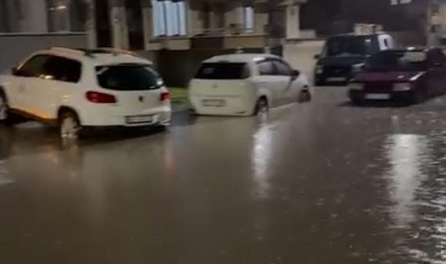 İnegöl'de sağanak hayatı felç etti: Bir sürücü, aracına sandalyeyle böyle bindi