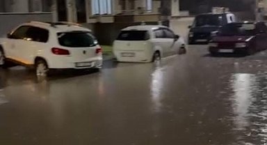 İnegöl'de sağanak hayatı felç etti: Bir sürücü, aracına sandalyeyle böyle bindi