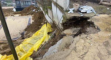 İnşaat kazısında toprak kaydı, yolun bir bölümü çöktü