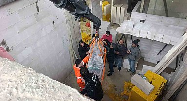 İnşaatta düşen işçi vinç yardımıyla kurtarıldı