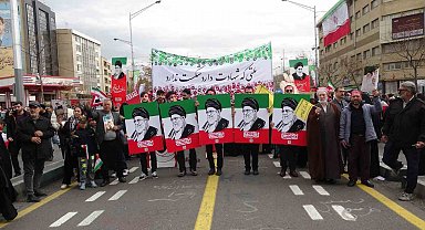 İran'da devrim kutlamalarında milyonlar sokaklara döküldü