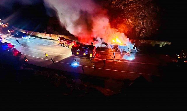 Isınan tekerlek balatalarından çıkan alevler sunta yüklü tırı yaktı
