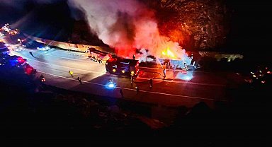 Isınan tekerlek balatalarından çıkan alevler sunta yüklü tırı yaktı