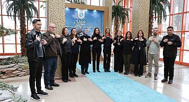 İşitme engelli öğrencilerin hayatlarını kolaylaştırmak için işaret dili öğreniyorlar