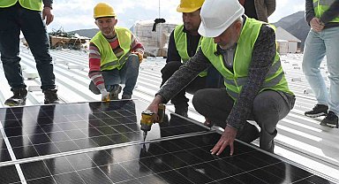 Isparta Belediyesi, pazar alanı çatılarına GES kuruyor