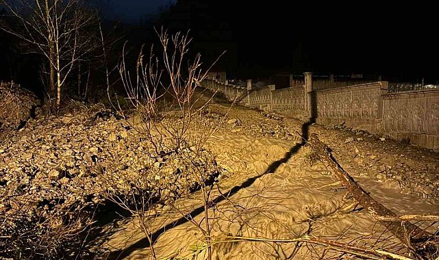 Isparta'da etkili olan sağanak yağmur nedeniyle bir köyde su baskınları yaşandı