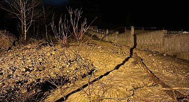 Isparta'da etkili olan sağanak yağmur nedeniyle bir köyde su baskınları yaşandı