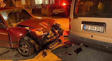 Isparta'da hafif ticari araçla çarpışan Tofaş otomobildeki 4 kişi yaralandı