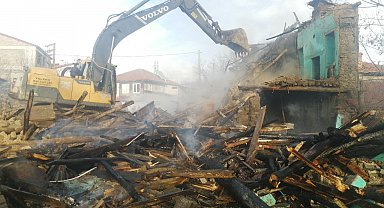 Isparta'da kerpiç ev yangında kullanılamaz hale geldi