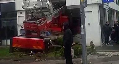 İstanbul Büyükçekmece'de sepetli vinç, diş polikliniğine daldı. Yaralılar olduğu öğrenilirken olay yerine polis ve sağlık ekipleri sevk edildi.