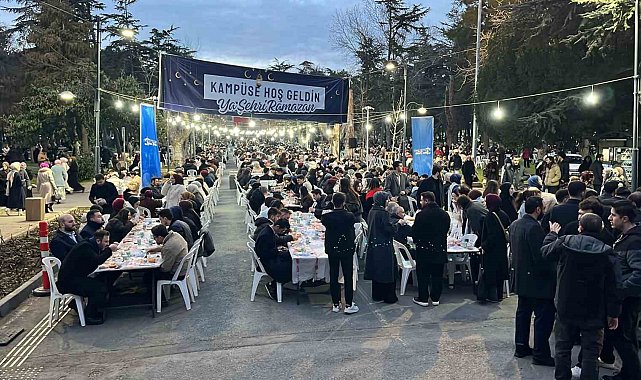 İstanbul Üniversitesi'nde düzenlenen iftara binlerce öğrenci katıldı