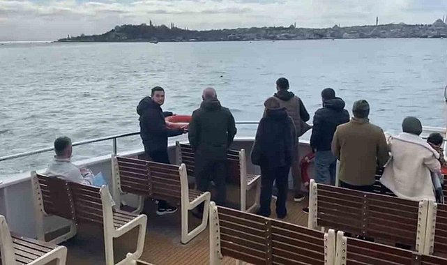 İstanbul'da bir kişi vapurdan denize atladı, görevliler ve vatandaşlar onun için seferber oldu