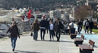 İstanbul'da güneşli havayı fırsat bilenler Bebek sahiline akın etti