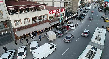 İstanbul'da ilk iftarda pide kuyruğu havadan görüntülendi