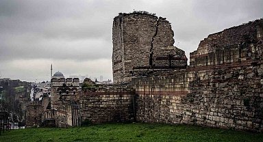 İstanbul'un Kara Surları yıkılmak üzere